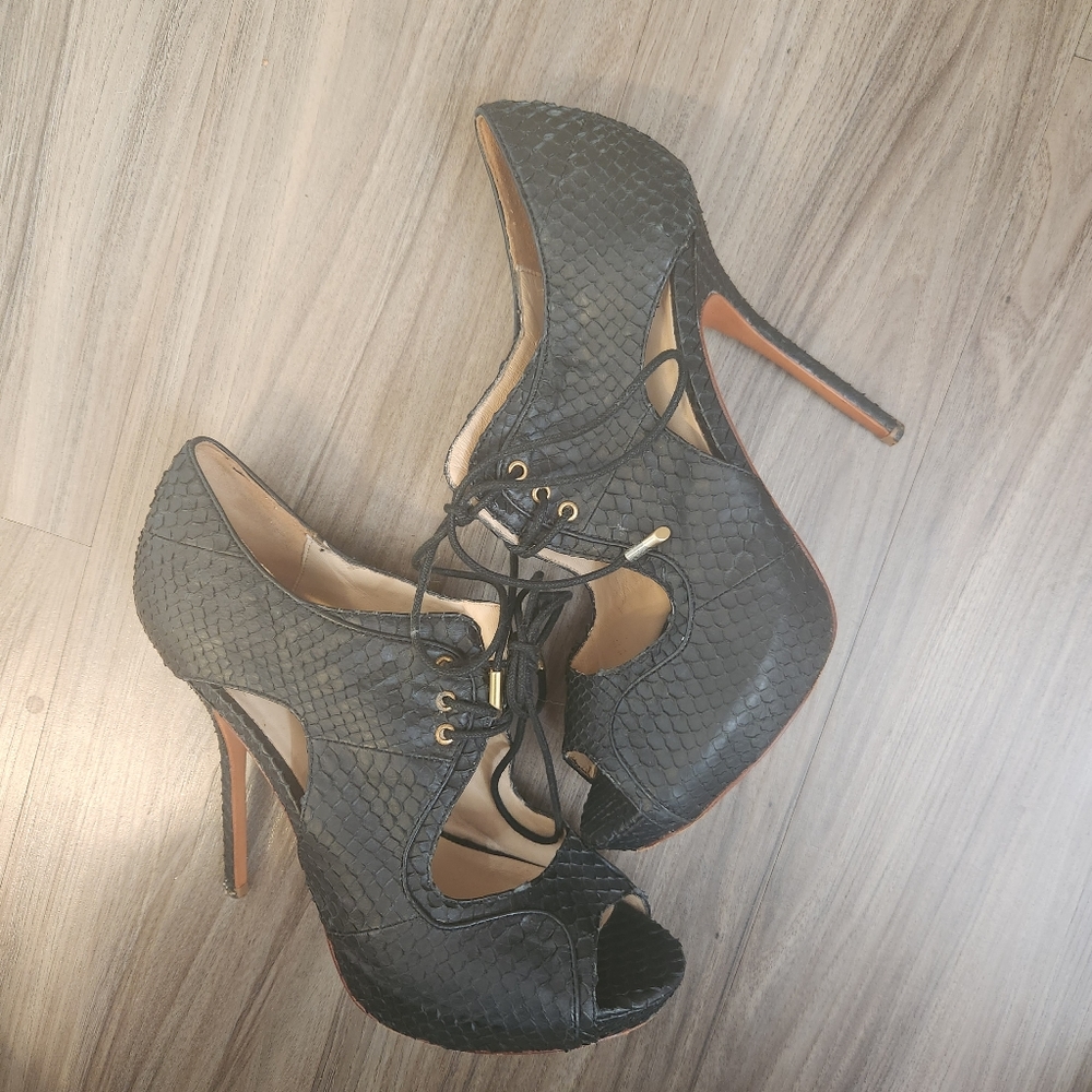Pour la victoire lace up heels size 9